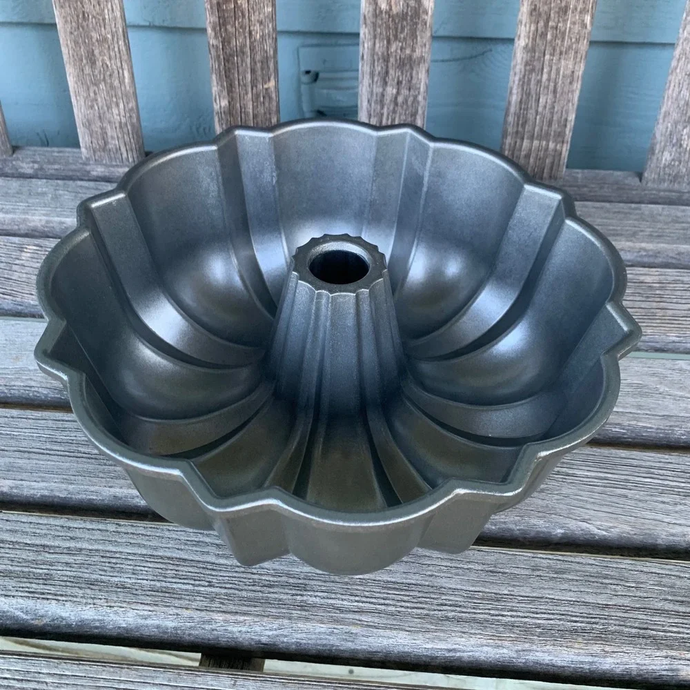 Nordic Ware Original Bundt Pan 12 Cup Cast Aluminum Nonstick Cake Pan USA 10.5
